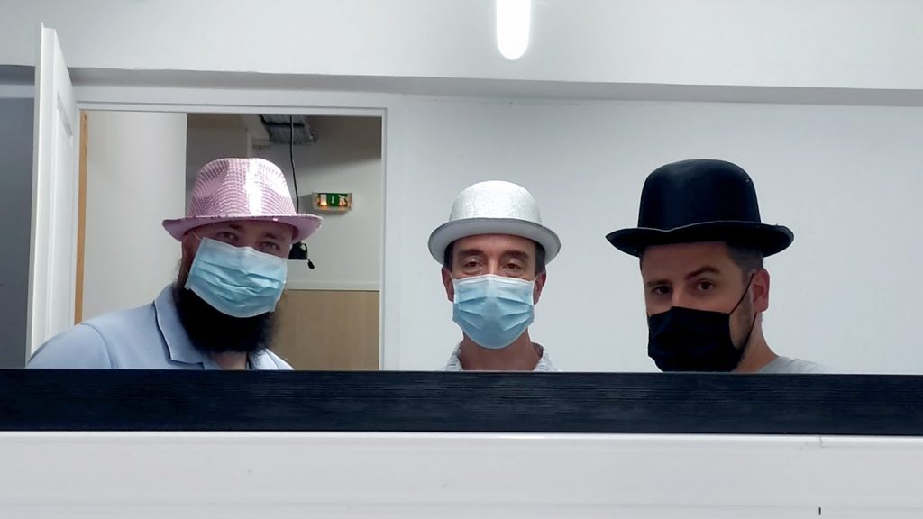 Arnaud, Jean-Luc et Raphaël, portant chacun masque et chapeau.